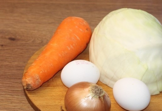 1. Этап. Плетеные булочки на молоке с начинкой: 7. Начинка у меня овощная с добавлением вареных яиц. Для сладких булочек - густое варенье или повидло.