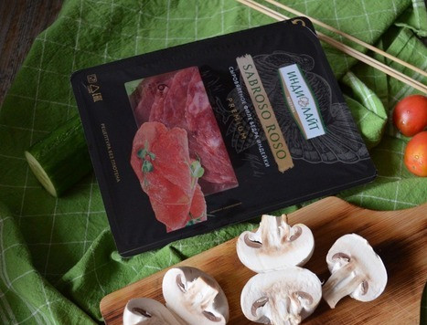 1. Этап. Закуска-перекус на шпажках: Шампиньоны разрезать пополам.