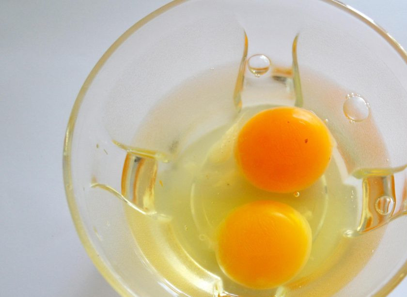 1. Этап. Салат с мясом говядины: 1. Этот салат - настоящая находка для тех, кто проголодался и устал от привычных салатов. Более того, он побалует даже самых искушенных. Итак, для начала нам нужно приготовить говядину и омлет. Для этого отвариваем мясо до готовности (около 2 часов). А уже после приступаем к омлету. Взбиваем 2 яйца с 40 мл воды и специями.