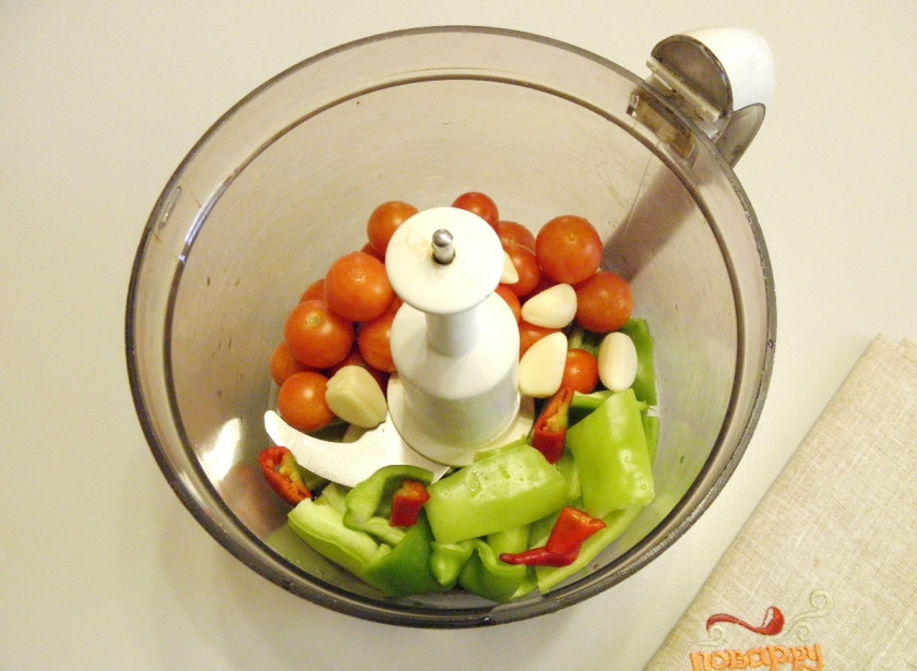 1. Этап. Баклажаны на зиму без стерилизации: 2. Все овощи, кроме баклажанов, сложите в чашу измельчителя, сделайте массу однородной.