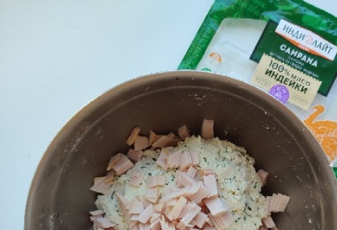 1. Этап. Сырники с ветчиной: Ветчину нарезаем кубиками и добавляем к творогу.