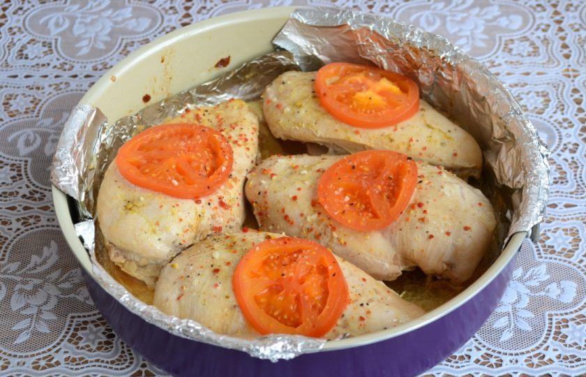 1. Этап. Курочка под шубкой: 7. Отправляем в разогретую до 200 градусов духовку на 25 минут. Затем достаем нашу курочку и укроем ее 