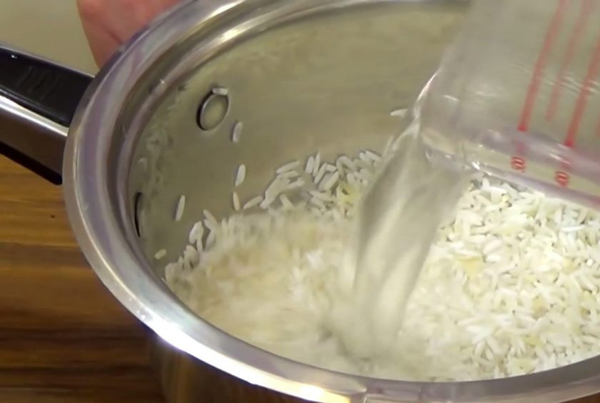 1. Этап. Царская тыквенная каша: 1. Рис промойте и залейте горячей водой. Поставьте на огонь, доведите до кипения и дайте рису вобрать в себя всю воду. Затем накройте рис крышкой и снимите с огня.