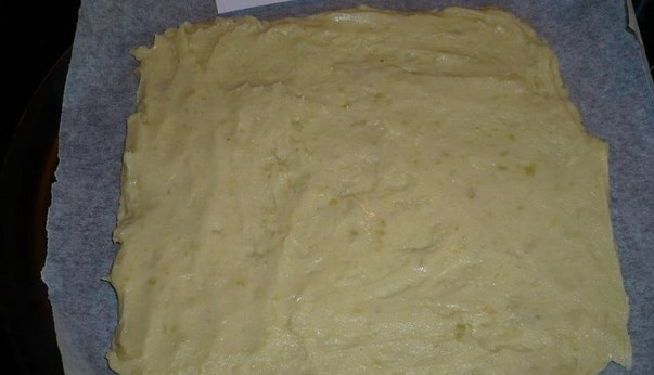 1. Этап. Вегетарианский рулет: Распределите пюре по пергаменту и запекайте минут 20.