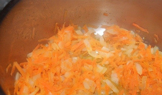 1. Этап. Маслята в сливочном соусе: Лук мелко нарезать, морковь натереть на крупную терку. И слегка протушить в сотейнике 2-3 минуты.