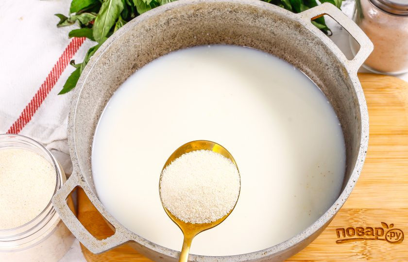 1. Этап. Манная каша для ребенка: Всыпьте манную крупу в холодное молоко и тщательно перемешайте. Именно в холодную жидкость, так как в кипящем молоке крупа сразу же собьется в комочки. Поместите емкость на плиту, включая средний нагрев.