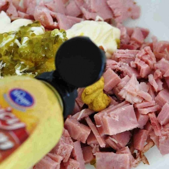 1. Этап. Салат с ветчиной: Добавляем горчицу.