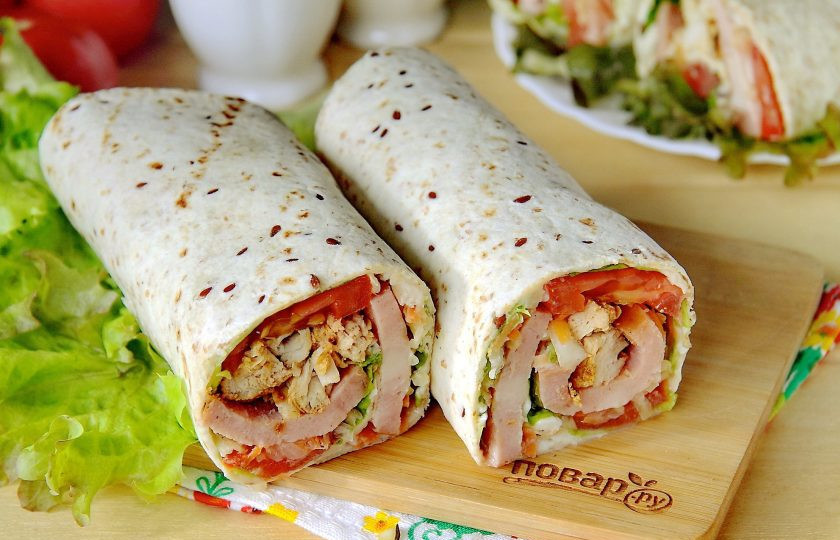 1. Этап. Ролл с сыром и ветчиной: Готовый ролл с сыром и ветчиной можно подать в целом виде или разрезать его перед подачей на 2 или более частей. Приятного аппетита!