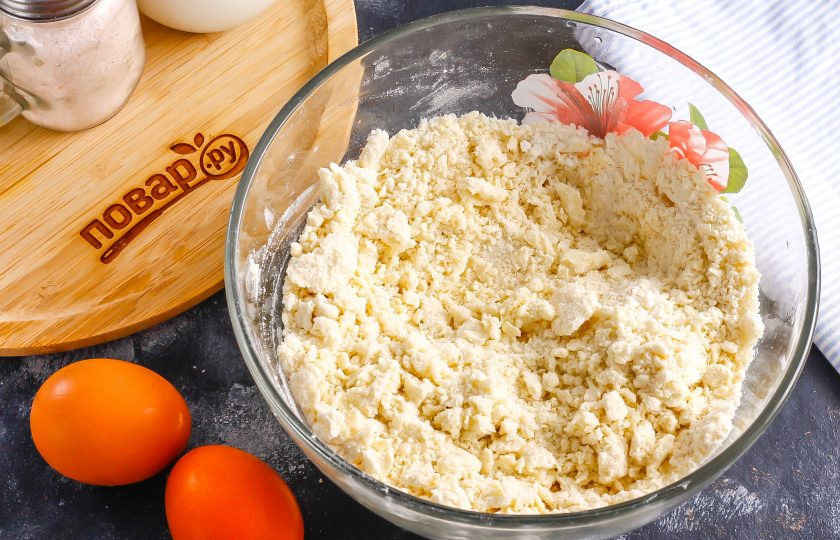 1. Этап. Наполеон с лимонным кремом: Затем помните муку с маслом вилкой, превращая в масляную крошку.