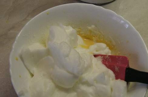 1. Этап. Омлет по-кузбасски: Деляем кляр. Отделяем желтки от белков и смешиваем с мукой и водой. Белки взбиваем отдельно и затем соединяем все ингредиенты.