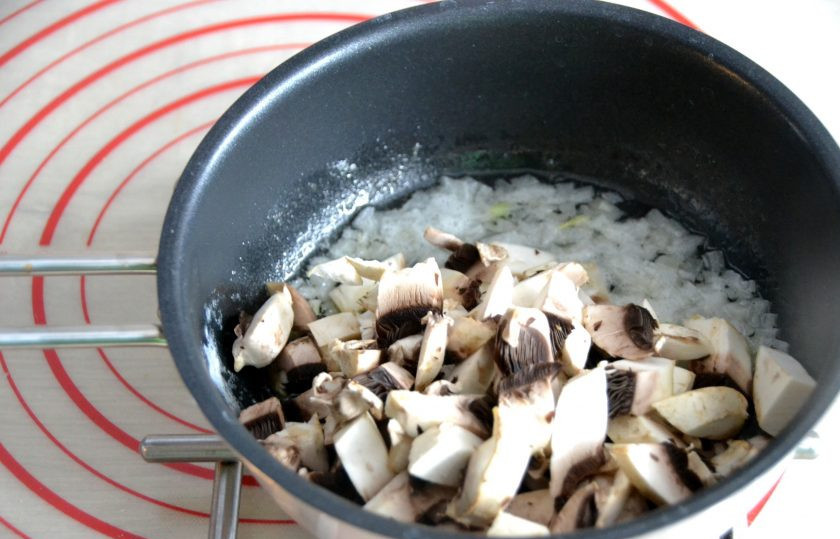 1. Этап. Чебуреки по-французски: Вторую половину луковицы и порезанные шампиньоны обжарьте в сковороде на смеси сливочного и растительного масла.