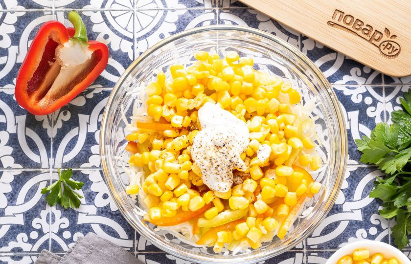 1. Этап. Салат из капусты, перца и кукурузы: Заправьте салат майонезом, посолите и поперчите по вкусу.