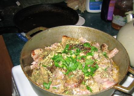 1. Этап. Утка Карри Суринам: Приправляем кориандром, солью, перцем и кубик бульона.