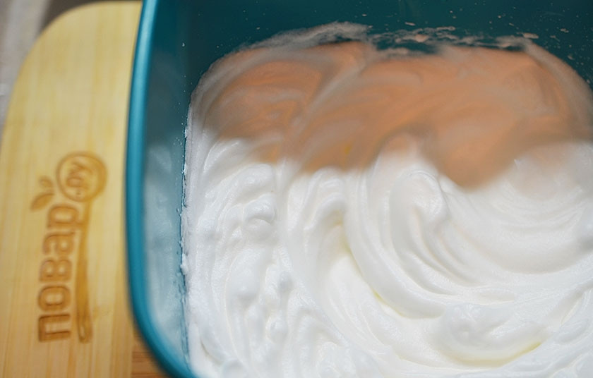 1. Этап. Американские панкейки с корицей: 1. Отделите белки от желтков, взбейте их со щепоткой соли до жестких пиков.