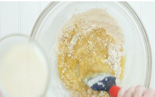 1. Этап. Маффины на завтрак: 3. В яичную смесь добавляйте поочередно молоко и мучную смесь, перемешивая после каждого добавления.