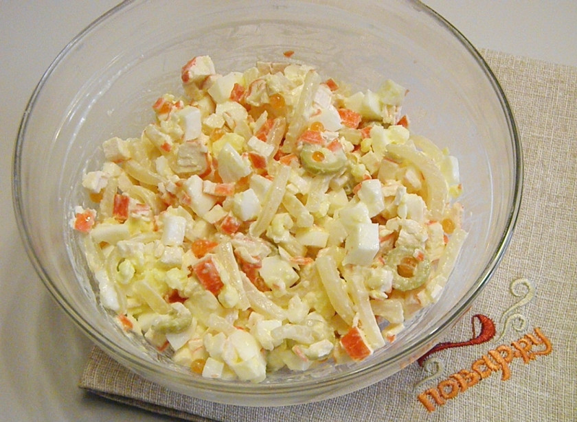 1. Этап. Салат с кальмарами самый вкусный: Перемешайте салата с майонезом, посолите. Готово!