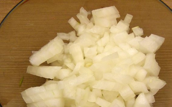 1. Этап. Итальянский соус для макарон: Лук почистите, мелко нарежьте. Залейте маслом и перемешайте.