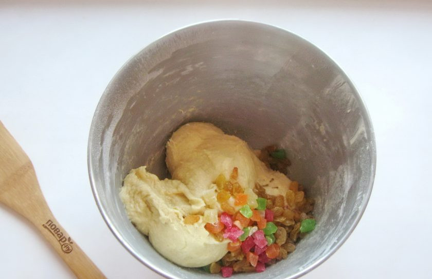 1. Этап. Дрожжевое тесто в планетарном миксере: В готовое тесто сразу можно добавить сухофрукты, цукаты, если этого требует рецептура вашей выпечки.