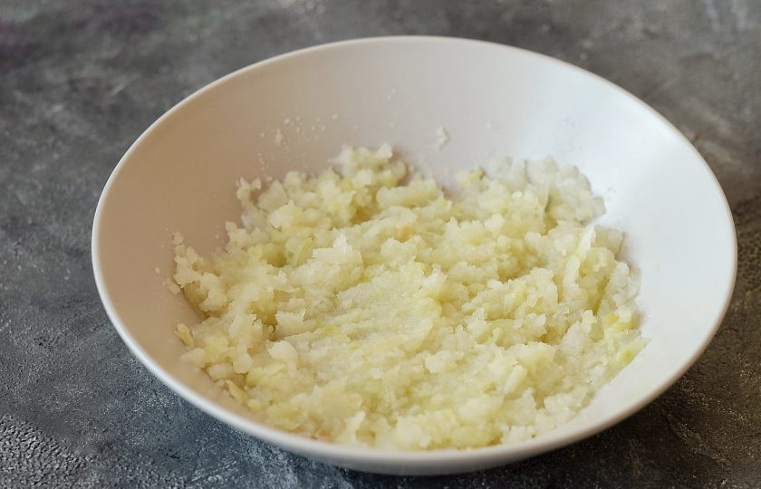 1. Этап. Котлеты из кольраби: Слейте воду, а овощи разомните в пюре.