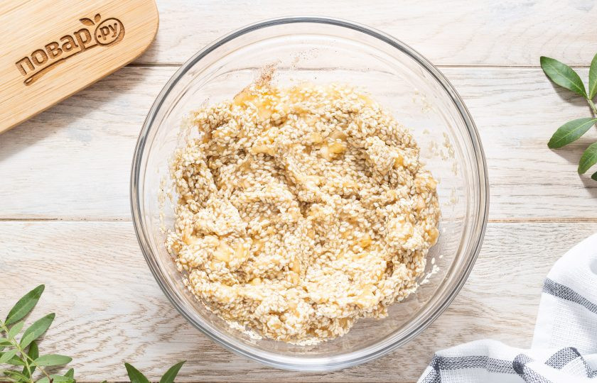 1. Этап. Печенье из кунжута и банана: Перемешайте до однородности.