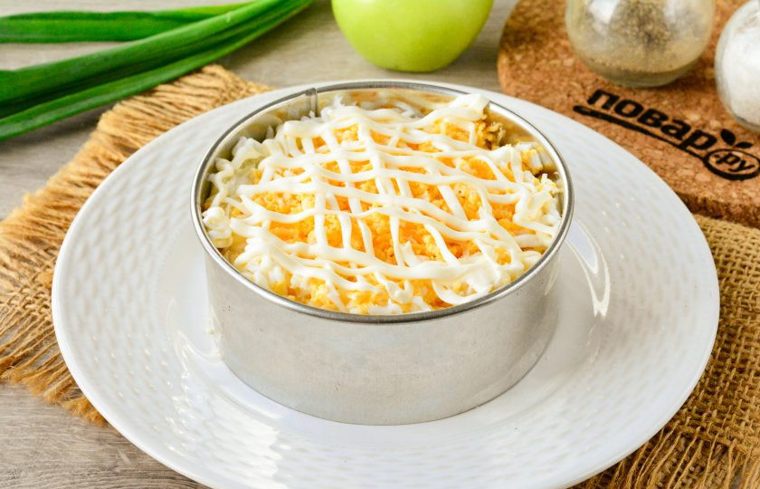 1. Этап. Салат Сказка с черносливом: Куриные яйца заранее отварите вкрутую, остудите и почистите. Натрите яйца на терке и выложите третьим слоем в салат, добавьте соль по вкусу и полейте майонезом.