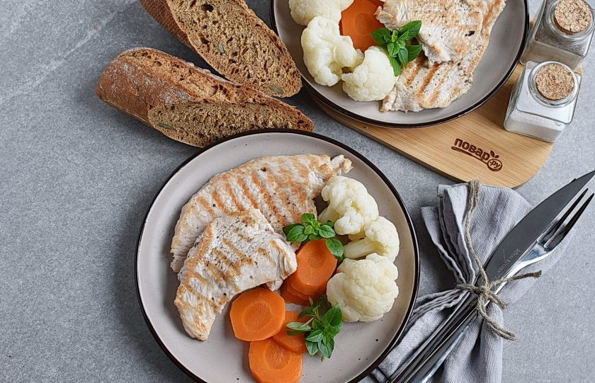 1. Этап. Стейк из индейки: При подаче украсьте свежей зеленью. Подавайте с зерновыми хлебцами.