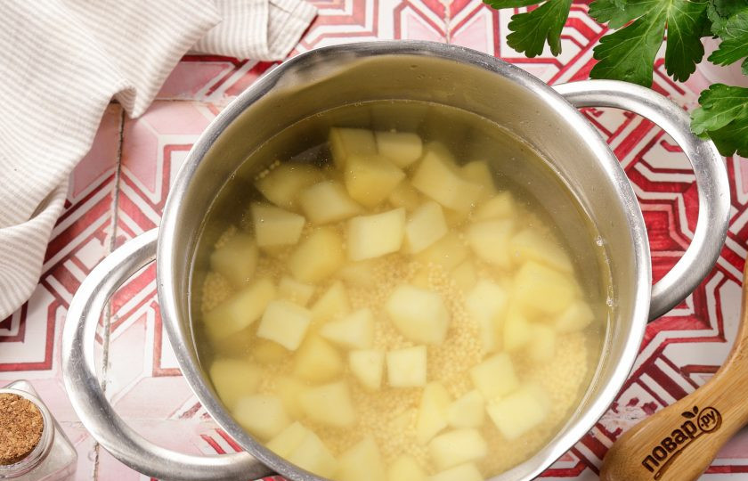 1. Этап. Пшённая каша с картофелем: Добавьте воду, в соотношении, примерно, 1 к 3 и варите периодически помешивая на тихом огне около 20 минут.