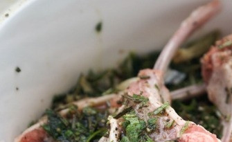 1. Этап. Каре ягненка на сковороде: Каждый кусочек мяса натираем солью с перцем и складываем в миску. Добавляем растительное масло, зелень мяты и розмарин. Если вам не нравится мята - можно заменить ее базиликом. Ставим мясо минут на 40 или на час в холодильник, пусть маринуется.