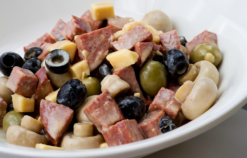 1. Этап. Антипасто: Подавайте ещё холодный антипасто посолив и поперчив по вкусу. Приятного аппетита.