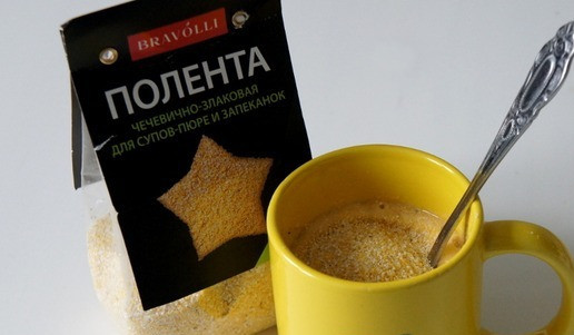 1. Этап. Хлеб в кружке за 5 минут: Добавить 1 ложку с небольшой горкой муки, и 3 ложки поленты без горки. Взвесила на всякий случай: муки 15 г, поленты 35-40 г. Всыпать соль, разрыхлитель. Я добавила мак, но можно травок сушёных или семечек. Перемешать, дать постоять 1-2 минуты.