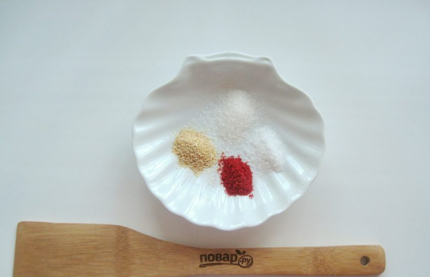 1. Этап. Скумбрия соленая в морозилке: Подготовьте соль, сахар, чеснок и паприку.