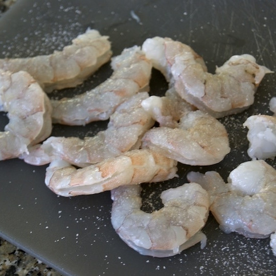 1. Этап. Рис с жареными креветками по-китайски: Креветки чистим, приправляем солью.