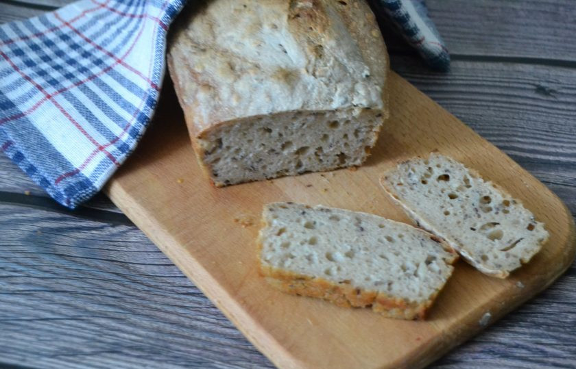 1. Этап. Диетический хлеб без дрожжей: Хлеб приготовленный на закваске длительным брожением с использованием трех видов муки получился необыкновенно ароматным, пористым, с легкой кислинкой, очень вкусный.