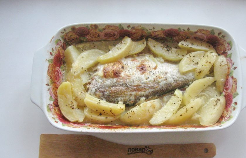 1. Этап. Лещ в духовке с картофелем: Накройте форму фольгой и запекайте рыбу с картофелем 25 минут при температуре 180 градусов. После фольгу снимите и готовьте блюдо еще 15-20 минут, чтобы рыба подрумянилась.