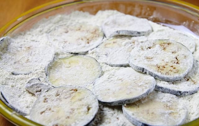 1. Этап. Запеканка из баклажанов: Засоленные баклажаны промываем проточной водой. Даем воде стечь, после чего баклажаны щедро панируем в муке.