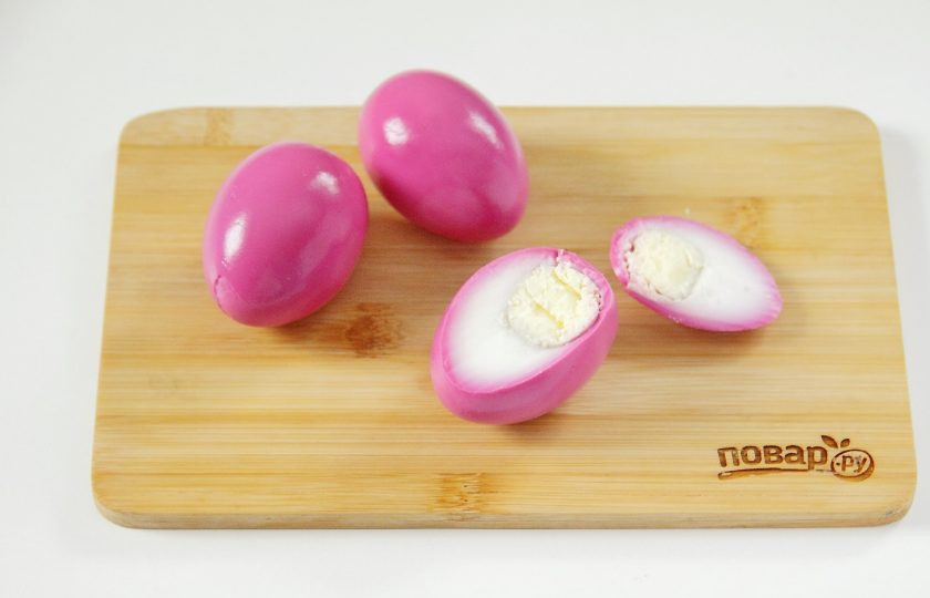 1. Этап. Закуска Поросята: Ножом аккуратно срежьте часть яйца как на фото.