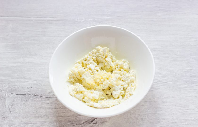 1. Этап. Летние паштеты: В миске вилкой разомните творог со сливочным и оливковым маслом. Добавьте чеснок, пропущенный через пресс или натертый на мелкой терке.