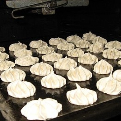 1. Этап. Торт Графские развалины: Ставим в духовку, разогретую до 100 градусов, и сушим 1 час. Затем духовку отключаем и держим безе в выключенной духовке еще 1 час.