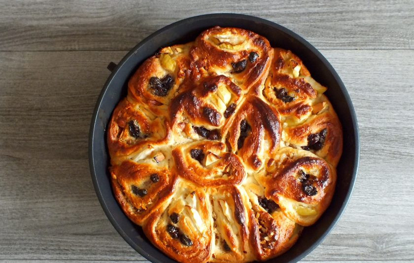 1. Этап. Дрожжевой пирог с яблоками и изюмом: По истечении времени достаньте пирог из духовки.