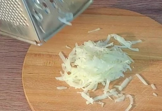 1. Этап. Шашлык из индейки в азиатском стиле: 2. Картофель натираем на крупной терке.