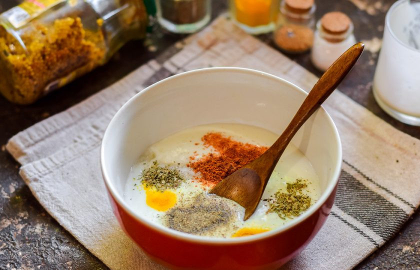 1. Этап. Заправка для салата из йогурта: 3. Всыпьте в йогурт все специи, которые указаны в списке ингредиентов. От себя можете добавить еще немного специй.