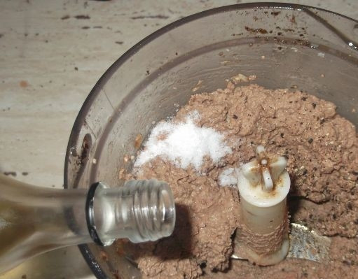 1. Этап. Домашний паштет из куриной печени: 5. Поместите в блендер готовые продукты, все взбейте. Можно продукты измельчить в мясорубке. Если хочется получить особо мягкий паштет, пропустите через мясорубку продукты дважды. Добавьте в паштет коньяк, перемешайте.