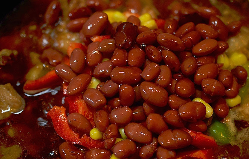 1. Этап. Тушеная говядина по-мексикански: 6. Добавьте фасоль, все приправы. Перемешайте и тушите ещё 15 минут. Не забудьте посолить.