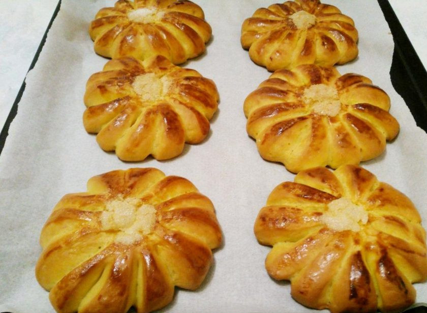 1. Этап. Булочки «Соломбальские»: Оставьте булочки в тепле для расстойки на 15-20 минут, а затем поместите в разогретую до 180 градусов духовку и выпекайте в течение 30-35 минут до золотистого цвета.