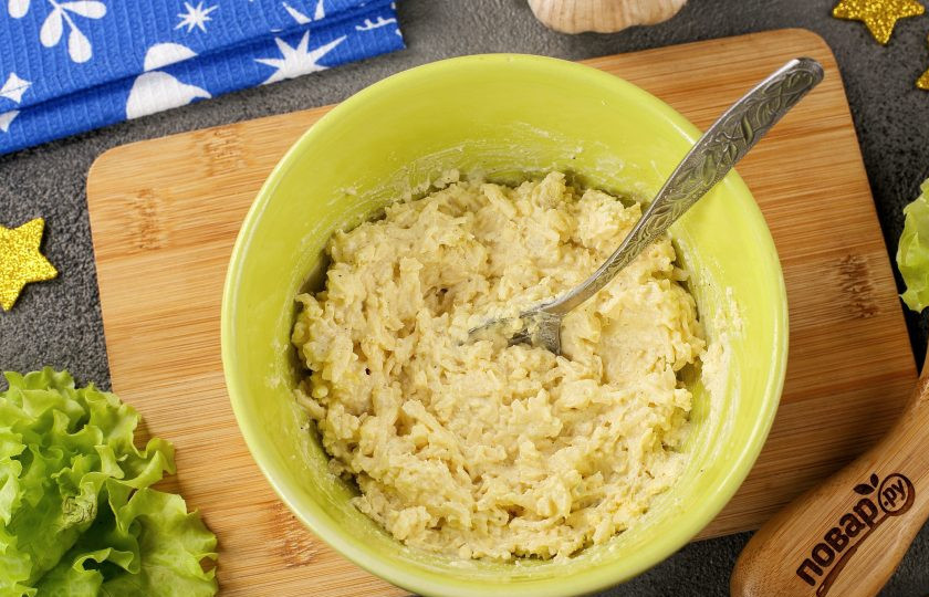 1. Этап. Фаршированные яйца Глаз дракона: Заправьте майонезом и хорошо перемешайте.