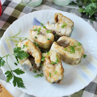 Минтай жареный в муке на сковороде