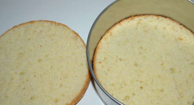 1. Этап. Торт чернично-муссовый: Остудите испеченный бисквит и разрежьте его пополам. Коржи можно пропитать сиропом (если хотите очень сладкий торт).