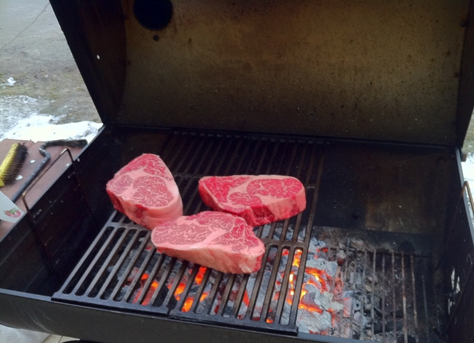 1. Этап. Говядина на мангале: Кладем куски на мангал и обжариваем, часто переворачивая кусочки, чтоб оно равномерно прожаривалось (не забывайте и про бока).