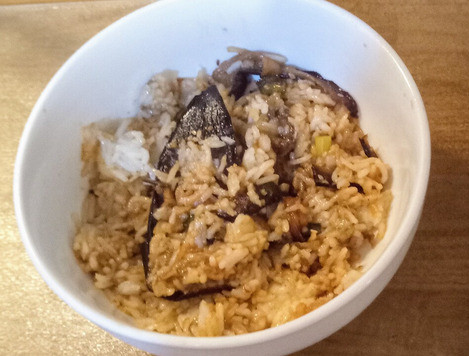 1. Этап. Баклажаны в соевом соусе и кунжуте: Посыпать баклажан кунжутом. Разложить по тарелкам. Подавать с рисом. Приятного аппетита.