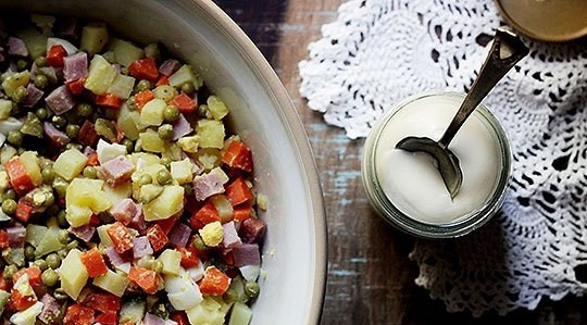 1. Этап. Салат Оливье классический: 3. По вкусу добавьте соль и перец, а также майонез (около 1 стакана), перемешайте все и отправьте в холодильник на 1 час, можно дольше.